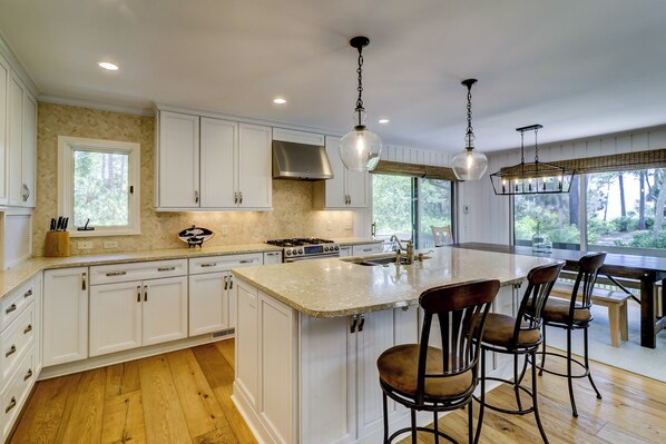 Maison, Plusieurs lits, accès à la piscine, vue sur la piscine (13 Spotted Sandpiper) | Cuisine privée | Réfrigérateur, four à micro-ondes, un four, surface de cuisson