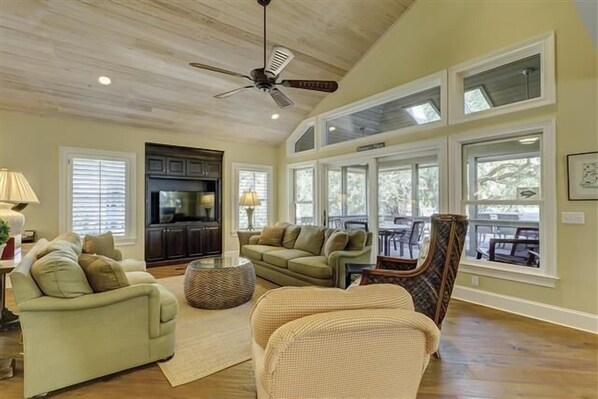 En 40-tommers TV med kabel-kanaler