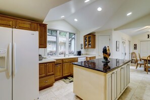 Casa, letti multipli, accesso alla piscina, vista giardino (14 Stoney Creek) | Cucina privata | Frigorifero, microonde, forno, piano cottura