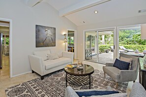 House, Multiple Beds, Patio, Garden View (14 Turnberry Lane) | Living area