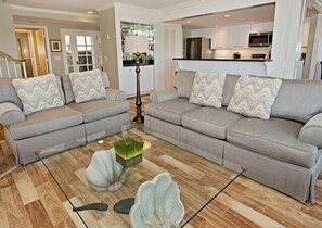 House, Multiple Beds, Kitchen, Golf View | Living room | 40-inch TV with digital channels - 16 Mizzenmast Court at The Sea Pines Resort (Hilton Head Island)