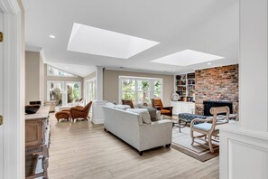 하우스, 침대(여러 개), 수영장 이용, 수영장 전망 (16 Turnberry Lane) | 거실 공간 | 디지털 채널 시청이 가능한 40인치 TV