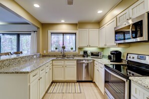 Casa, varias camas, cocina, vista a la alberca (20 Ruddy Turnstone) | Cocina privada | Refrigerador, microondas, horno y parrilla de estufa 