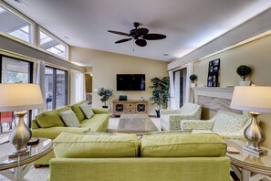 40-inch TV with digital channels - 20 Ruddy Turnstone at The Sea Pines Resort (Hilton Head Island)