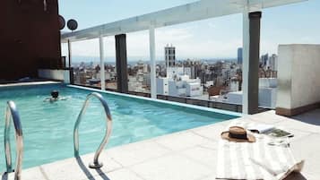 Una piscina al aire libre de temporada