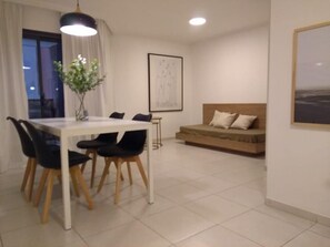 Apartamento clásico | Zona de estar | Una televisión de pantalla plana, Netflix, servicios de streaming