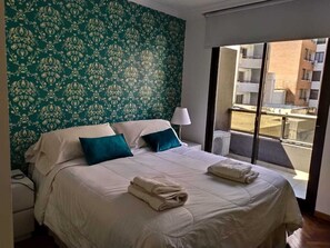 Apartamento clásico | Caja fuerte, tabla de planchar con plancha, wifi gratis y ropa de cama