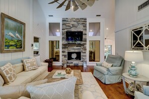 Casa, varias camas, acceso a la alberca, vista al jardín (22 Wood Ibis) | Área de sala de estar | Televisión de 40 pulgadas con canales por cable 