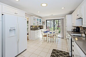 Casa, várias camas, acesso à piscina, vista para o jardim (23 Deer Run Lane) | Cozinha privada | Geladeira, micro-ondas, fogão, cooktop