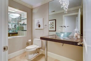 House, Multiple Beds, Kitchen, Pool View (28 Marsh Drive) | Bathroom