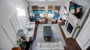 Maison, plusieurs lits, cuisine, vue piscine (31 S. Beach Lane) | Coin séjour