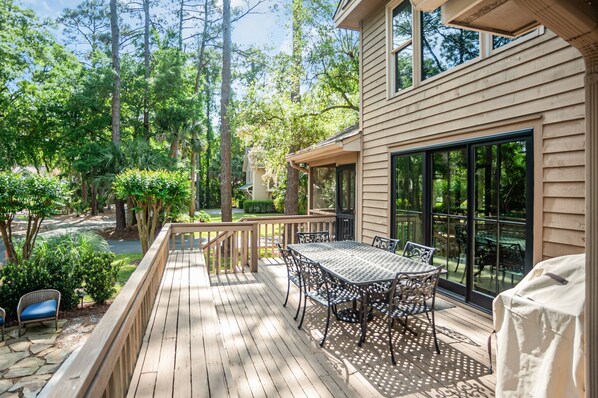 Outdoor dining - 31 S. Beach Lane at The Sea Pines Resort (Hilton Head Island)