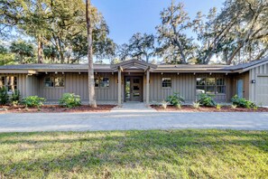 Exterior - 33 S. Sea Pines Drive at The Sea Pines Resort (Hilton Head Island)