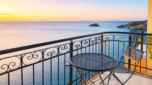 A balcony with a metal railing, a round metal table, and two chairs. - The best apartment - sea views (Santa Marta)