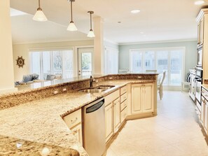 別墅, 多張床, 廚房, 泳池景觀 (40 Turtle Lane) | 私人廚房 | 電冰箱、微波爐、烤箱、爐台