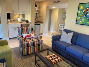 獨棟房屋, 多張床, 庭院, 高球場景觀 (42 North Sea Pines Drive) | 起居區 | 40-吋電視，提供有線頻道