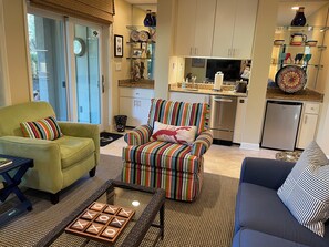 하우스, 침대(여러 개), 파티오, 골프장 전망 (42 North Sea Pines Drive) | 거실 공간 | 케이블 채널 시청이 가능한 40인치 TV