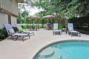 Una piscina al aire libre