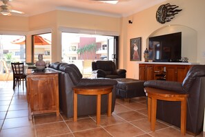 Smart TV - A tropical 2 bedroom 2 bathroom resort on the stunning Playa de Coco beach  (Mpio de Cihuatlan)