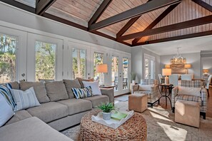 Casa, varias camas, cocina, vista a la alberca (43 Stoney Creek) | Área de sala de estar | Televisión de 40 pulgadas con canales digitales