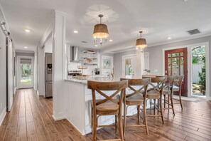 Casa, varias camas, cocina, vista a la alberca (43 Stoney Creek) | Cocina privada | Refrigerador, microondas, horno y parrilla de estufa