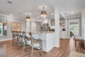 Maison, plusieurs lits, cuisine, vue piscine (43 Stoney Creek) | Cuisine privée