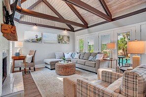 Casa, varias camas, cocina, vista a la alberca (43 Stoney Creek) | Área de sala de estar | Televisión de 40 pulgadas con canales digitales