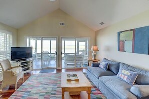 Ferienhaus, Mehrere Betten, Küche (50 Lands End) | Wohnbereich | 40-Zoll-Fernseher mit Kabelempfang