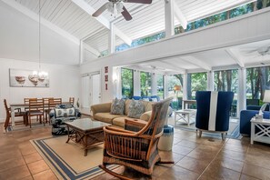 別墅, 多張床, 廚房, 高球場景觀 (57 Woodbine Villas ) | 起居區 | 40-吋電視，提供有線頻道