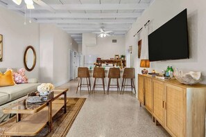Smart TV, offices - Luxury Beach Bungalow - Walk to Dining & Sunset (Indian Rocks Beach)