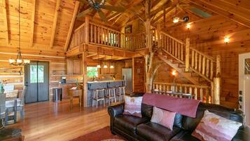 Een smart-tv, een open haard, boeken en een stereo