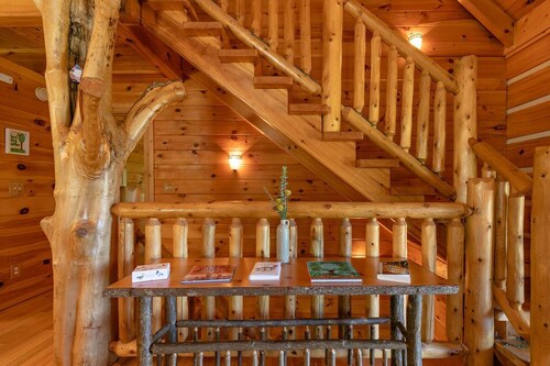 Wondertree Mountain Cabin– Luxury 3BR Cabin with Outdoor Hot Tub, Hot Springs NC