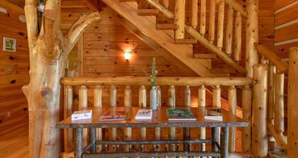 Wondertree Mountain Cabin– Luxury 3BR Cabin with Outdoor Hot Tub, Hot Springs NC