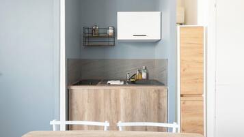 Refrigerador, horno, cafetera/tetera, tostadora
