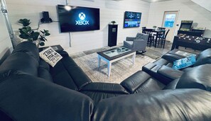 Smart TV, fireplace, video games, DVD player - Lake Escape with paddle boards, fire pit & game room (Lake Park)