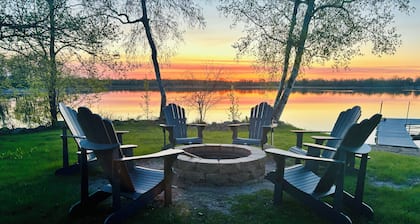 Lake Escape with paddle boards, fire pit & game room