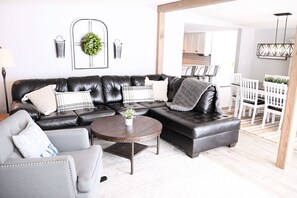 スマートテレビ、暖炉、テレビゲーム、DVD プレーヤー