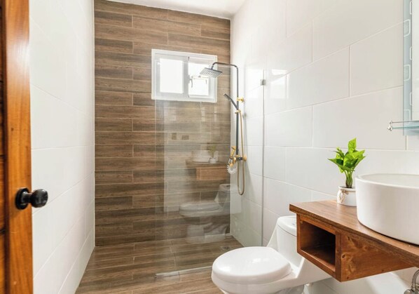 Combined shower/bathtub, hair dryer, towels, soap