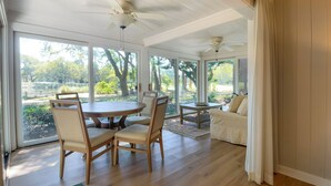 Villa, Mehrere Betten, Küche, Blick auf den Golfplatz (66 Fairway Lane) | Speisen