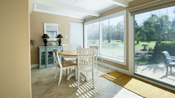 Villa, Mehrere Betten, Küche, Blick auf den Golfplatz (153 Harbourwood Villa) | Speisen