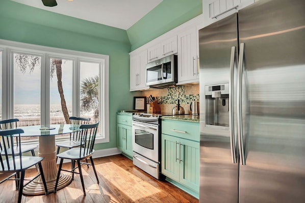 Maison, Plusieurs lits, balcon, vue sur l’océan (201 Turtle Lane) | Cuisine privée | Réfrigérateur, four à micro-ondes, un four, surface de cuisson
