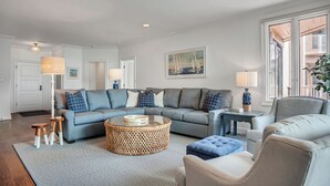 Huis, Meerdere bedden, balkon, uitzicht op zee (201 Turtle Lane) | Woonruimte | Een 40-inch televisie met kabelzenders
