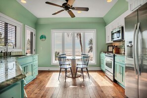Casa, letti multipli, balcone, vista oceano (201 Turtle Lane) | Cucina privata | Frigorifero, microonde, forno, piano cottura