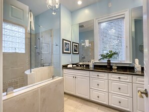 Ferienhaus, Mehrere Betten, Küche, Poolblick (64 Lawton Road) | Badezimmer | Handtücher