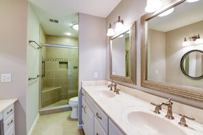 Biệt thự, nhiều giường, bếp, quang cảnh vườn (213 Twin Oaks) | Phòng tắm | Khăn tắm 
