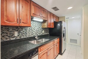 Villa, Multiple Beds, Kitchen, Garden View (245 Stoney Creek Villa) | Private kitchen | Fridge, microwave, oven, stovetop