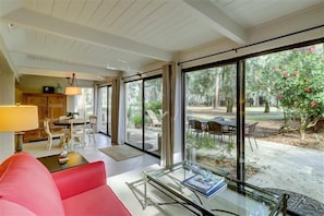 Villa, letti multipli, cucina, vista campo da golf | Soggiorno | TV 40 pollici con canali via cavo