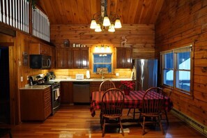 Fridge, microwave, oven, stovetop - Lazy Moose Log Cabin w/ hot tub, fireplace & lake (Haverhill)