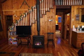 Interior - Lazy Moose Log Cabin w/ hot tub, fireplace & lake (Haverhill)