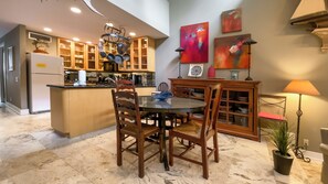 Vila, 1 Tempat Tidur Queen dengan tempat tidur Sofa, dapur (290 Stoney Creek Villa) | Tempat makan